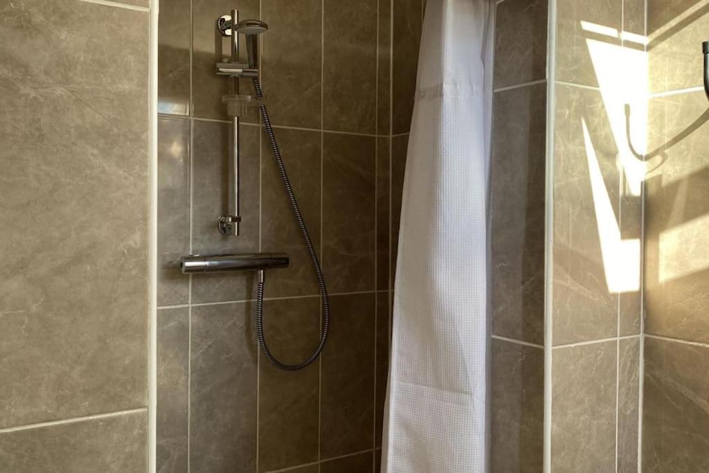 Drop Anchor House, Spacious 3 Bedroom Apartment, Fabulous Sea Views كليغَن المظهر الخارجي الصورة